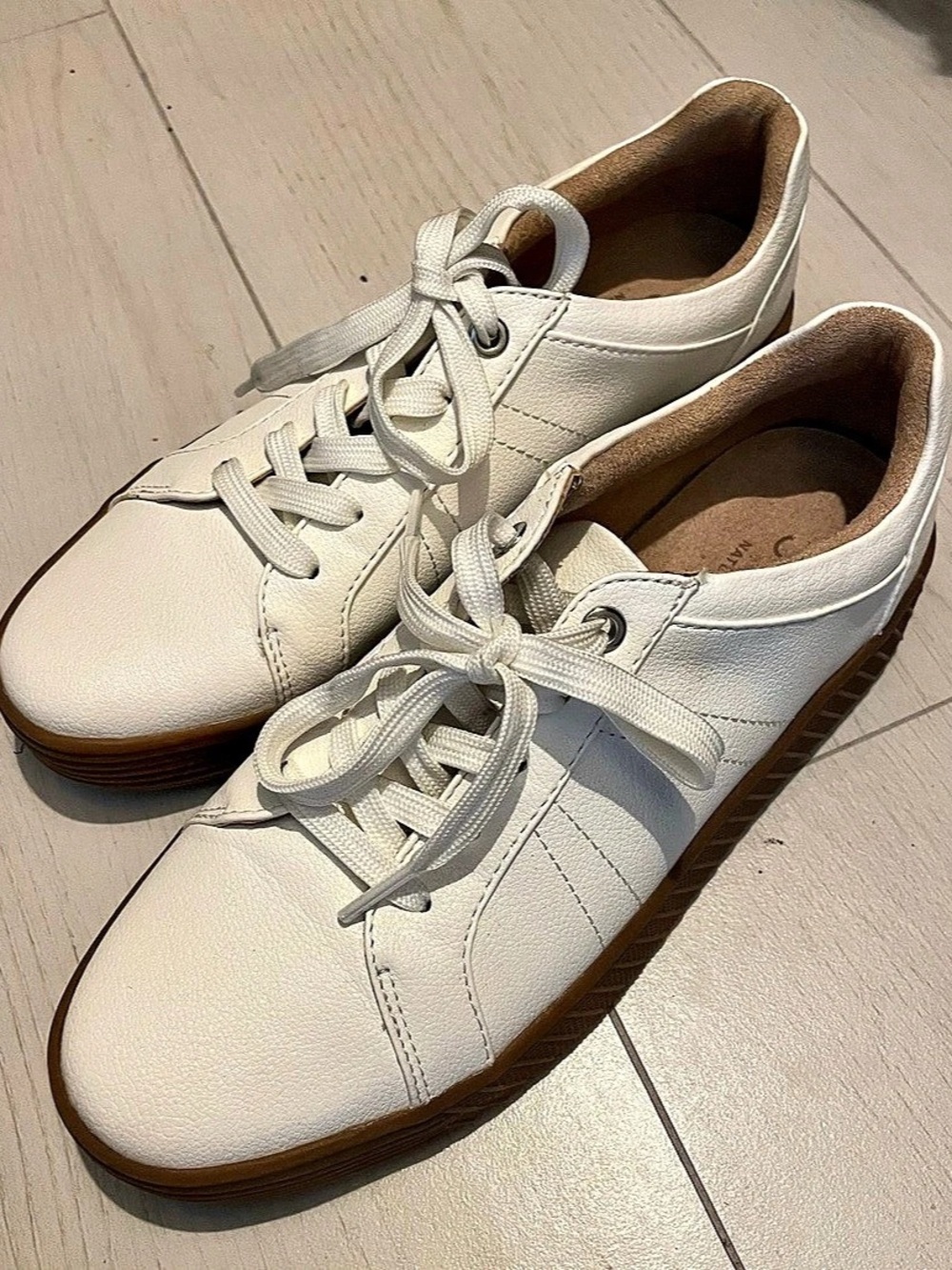 SOU Women's Cream Sneakers Like New